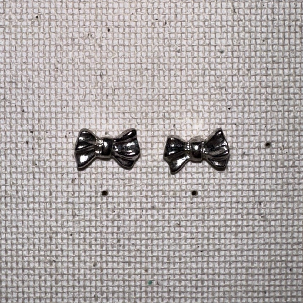 Elegant Silver Bow Earrings with Polished Finish